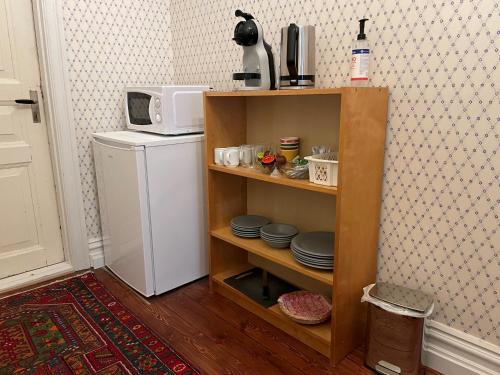 FlyingeRum på Gårdstånga Prästgård的厨房配有微波炉和小冰箱