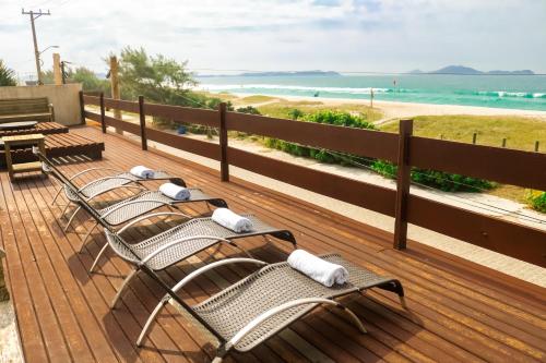 卡波布里奥信天翁旅馆的海滩甲板上的一排椅子