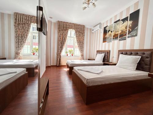 撒马尔罕伊斯宏奇酒店的一间酒店客房,设有两张床和电视