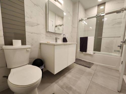 联城Deluxe 2 Bedroom VIP to NYC的浴室配有卫生间、盥洗盆和淋浴。