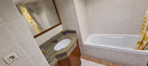 亚历山大LUXURY HOTEL APARTMENT AT GRAND PLAZA SAN STEFANO, PRIME LOCATION, MEGA MALL at ALEXANDRIA的浴室配有盥洗盆和浴缸。