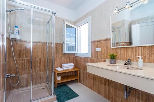 纳萨雷特Villa Dulce Celestino Lanzarote的带淋浴和盥洗盆的浴室