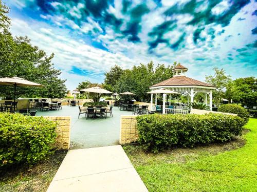 圣奥古斯丁Holiday Inn - St Augustine - World Golf, an IHG Hotel的公园内带桌椅的凉亭