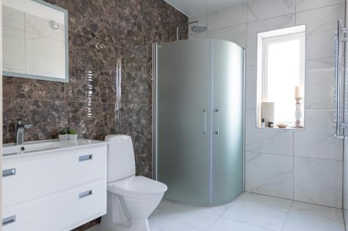 哥德堡The Rose Valley room in a shared villa的白色的浴室设有卫生间和淋浴。