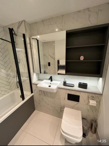 巴尔金Zencityhomes的浴室配有盥洗盆、卫生间和浴缸。