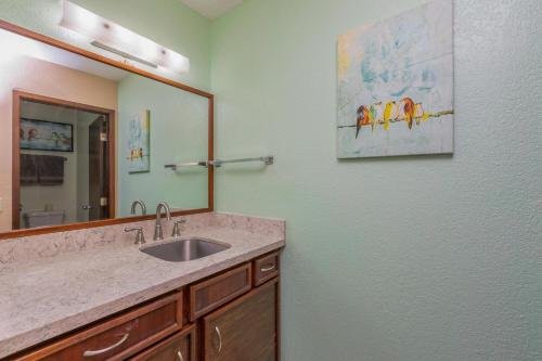 普林斯维尔Hideaway Haven Suite的一间带水槽和镜子的浴室