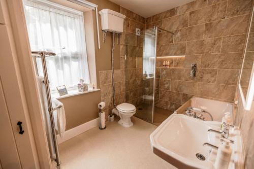 班福德George's Cottage的一间带水槽、卫生间和淋浴的浴室