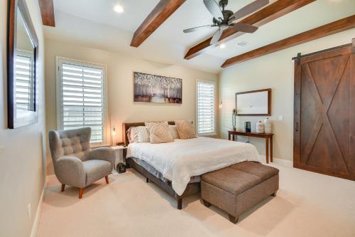 阿马里洛WFH-Friendly Amarillo Home with Furnished Patio!的一间卧室配有一张床、一把椅子和吊扇