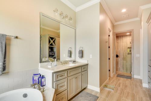 阿马里洛WFH-Friendly Amarillo Home with Furnished Patio!的一间带水槽和镜子的浴室