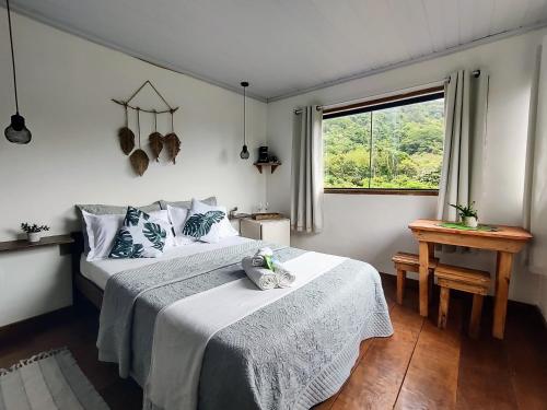 阿布拉奥Suites casa do indio jungle, a melhor vista da floresta的一间卧室设有两张床和窗户。