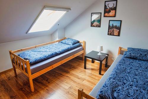 GrabianówNoclegi Wrzosowa Siedlce的一间卧室设有两张床和天窗