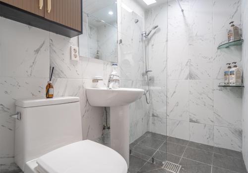 首尔Osondoson Stay的白色的浴室设有卫生间和水槽。