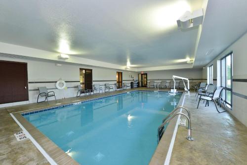 米德尔敦米德尔敦汉普顿酒店的在酒店房间的一个大型游泳池