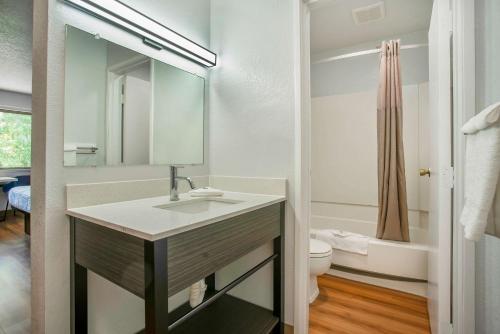格雷舍姆俄勒冈州波特兰格雷舍姆6号汽车旅馆的一间带水槽和卫生间的浴室