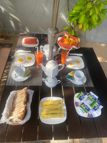 坦加拉Luaya Beach的一张早餐桌,上面有鸡蛋和食物