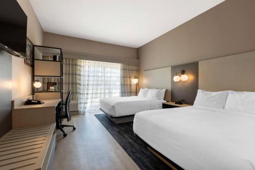 沃思堡Best Western Plus Fort Worth North的酒店客房配有两张床和一张书桌