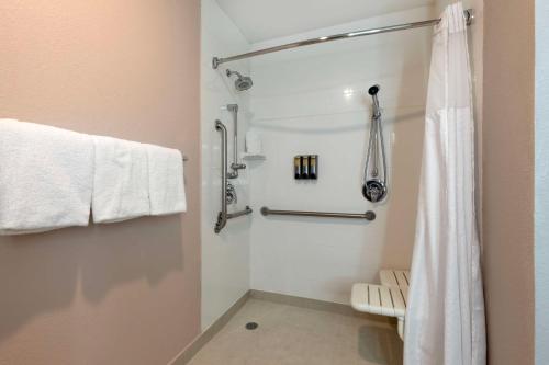 沃思堡Best Western Plus Fort Worth North的一间带白色淋浴帘的浴室
