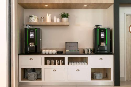 巴黎Hilton Garden Inn Paris La Villette的厨房配有带2台咖啡机的柜台