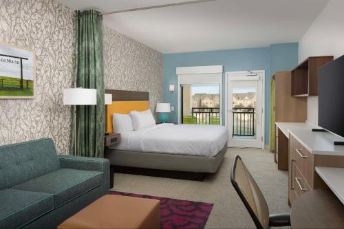 Flower MoundHome2 Suites By Hilton Flower Mound Dallas的酒店客房,配有床和沙发