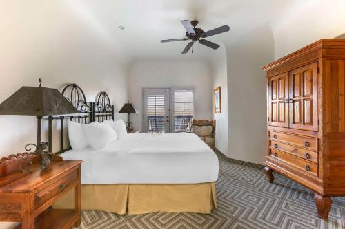 洞溪Hilton Vacation Club Rancho Manana的卧室配有白色大床和梳妆台