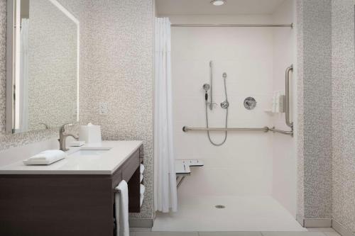 Flower MoundHome2 Suites By Hilton Flower Mound Dallas的带淋浴和盥洗盆的白色浴室