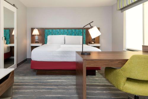圣罗莎Hampton Inn & Suites Santa Rosa Sonoma Wine Country的配有一张床和一张书桌的酒店客房