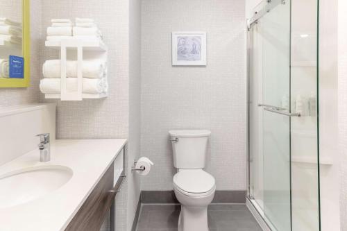 圣罗莎Hampton Inn & Suites Santa Rosa Sonoma Wine Country的浴室配有卫生间、盥洗盆和淋浴。