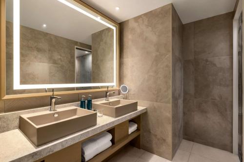富山DoubleTree by Hilton Toyama的浴室设有2个水槽和镜子