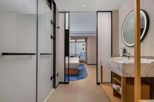 上海上海陆家嘴新梅希尔顿花园酒店的一间带水槽和镜子的浴室