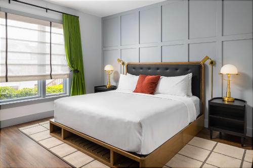 亚特兰大Wylie Hotel Atlanta, Tapestry Collection by Hilton的卧室设有一张白色大床和一扇窗户。