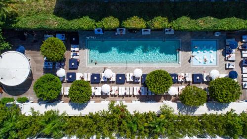 迈阿密海滩Nautilus Sonesta Miami Beach的享有度假村游泳池的顶部景致