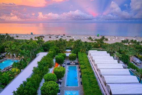 迈阿密海滩Nautilus Sonesta Miami Beach的享有海滩度假村的空中景致