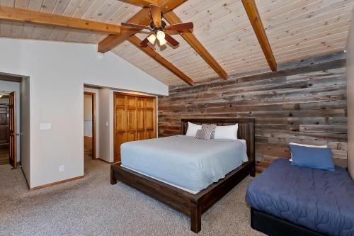 大熊湖118 - Pinecrest Getaway的一间卧室设有一张床和木墙