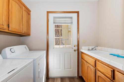 大熊湖118 - Pinecrest Getaway的厨房配有水槽和洗衣机