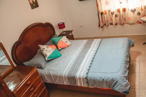 卡哈马卡Finca San Antonio De Shudal的卧室内的一张带枕头的床