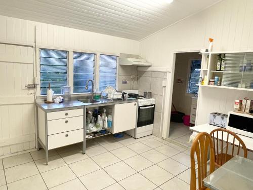 布里斯班197 Shafston Ave Kangaroo Point QLD 4169的厨房配有水槽和台面