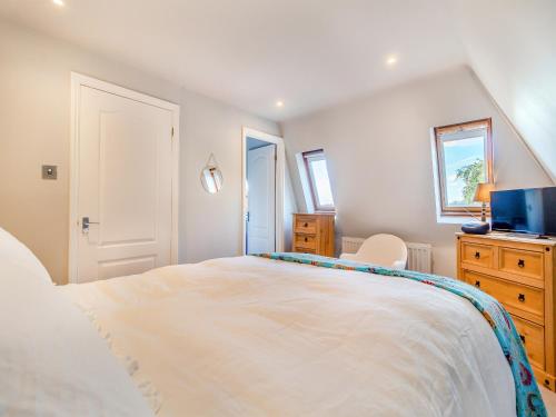 萨弗伦沃尔登The Oast House的卧室配有一张白色大床和电视。