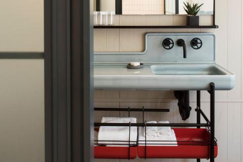 纽约纽约市切尔西慕奇夕酒店的浴室设有水槽和毛巾架