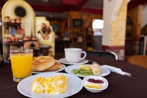 科帕卡巴纳Hostal Sonia的餐桌,带早餐盘和橙汁