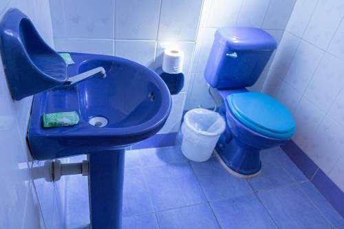 科帕卡巴纳Hostal Sonia的浴室设有蓝色的卫生间和水槽。