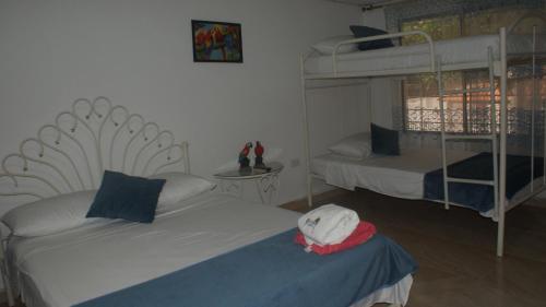 圣玛尔塔Guacamayas的一间卧室设有两张双层床和一扇窗户。