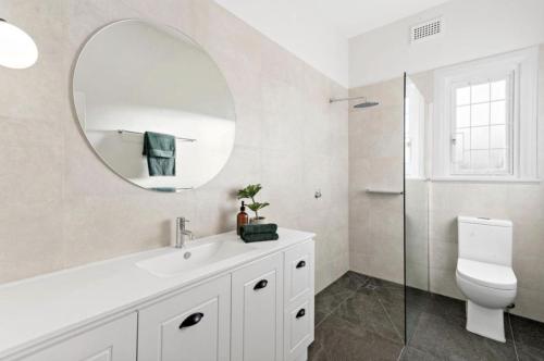 墨尔本NEWLY RENOVATED LARGE 3.5 BDRM HOUSE! BEST OF MELB的白色的浴室设有水槽和镜子
