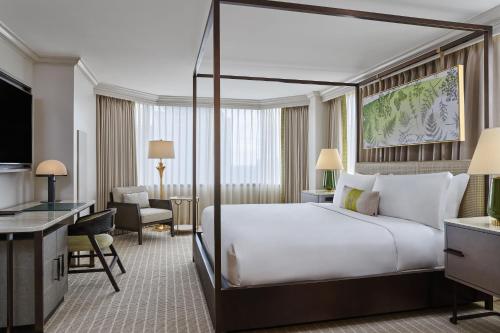 亚特兰大亚特兰大巴克海特惠特利奢华精选酒店的酒店客房设有一张大床和一张书桌。