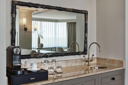 亚特兰大亚特兰大巴克海特惠特利奢华精选酒店的一间带水槽和镜子的浴室