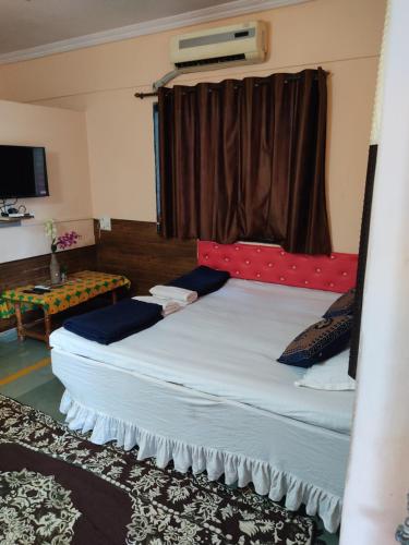 KīhīmVisava Cottages Kihim Beach的一间卧室设有一张大床和窗户