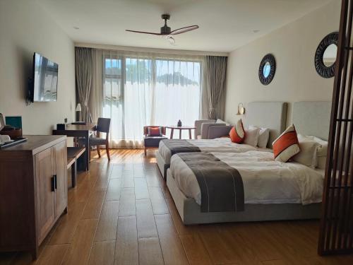 Kaoh Sdach七星海快乐主屋度假酒店的一间卧室配有一张大床和一张书桌
