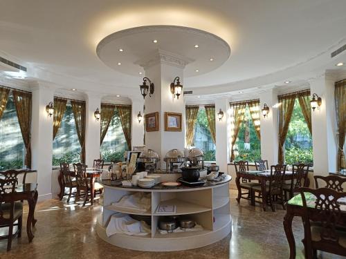 仁爱乡清境艺家原景观庄园的配有桌椅的大房间和厨房