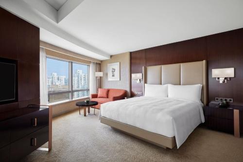 北京北京粤财JW万豪酒店的酒店客房,配有床和电视