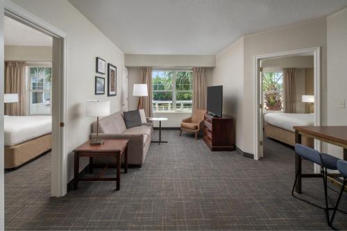 查尔斯顿Residence Inn Charleston Riverview的酒店客房设有一张沙发和一张床