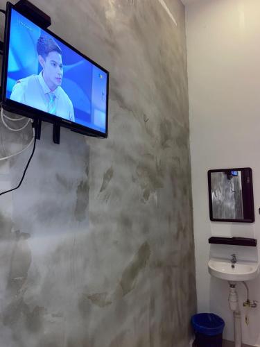 Tangga BatuHotel Tangga Batu的浴室墙上的平面电视